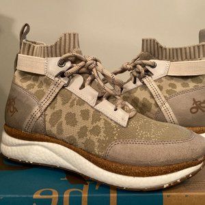 Women's OTBT Hybrid in Khaki Animal Print - Size 7
